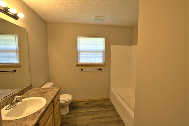Building Photo - 3 Bedroom in a Convenient Location