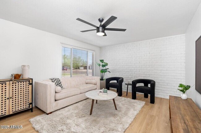 Building Photo - 414 W Santa Cruz Dr