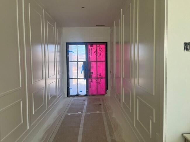 Building Photo - Gorgeous 6 bedroom with Pool and RV Garage