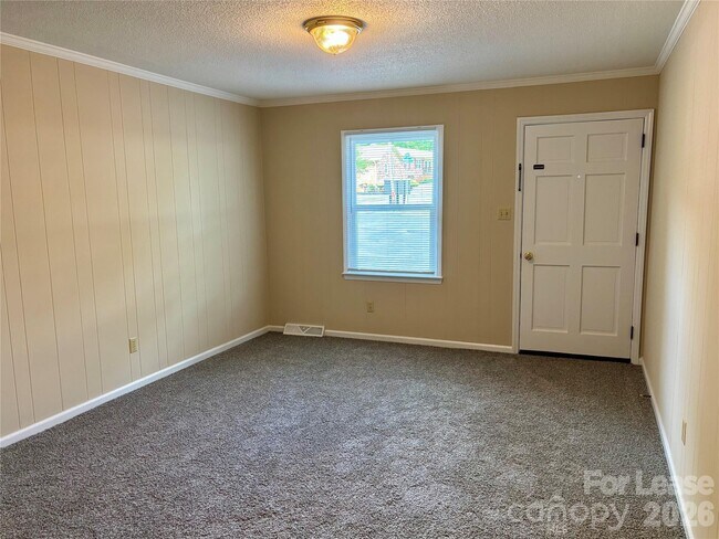 Building Photo - 1388 Roundtree Ln