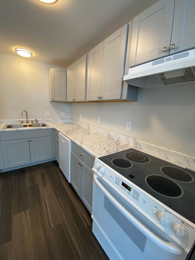 Building Photo - Great Location-2 Bedroom Duplex Now Availa...