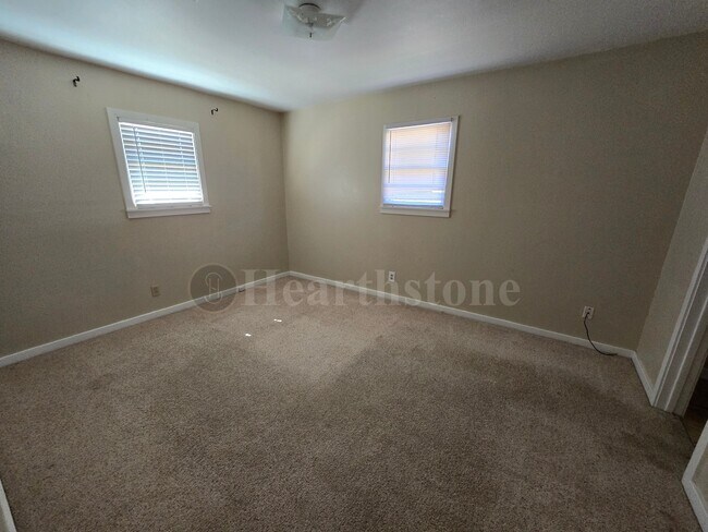 Building Photo - 717 Sandia Dr