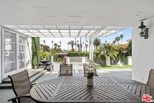 Building Photo - 910 N Crescent Dr