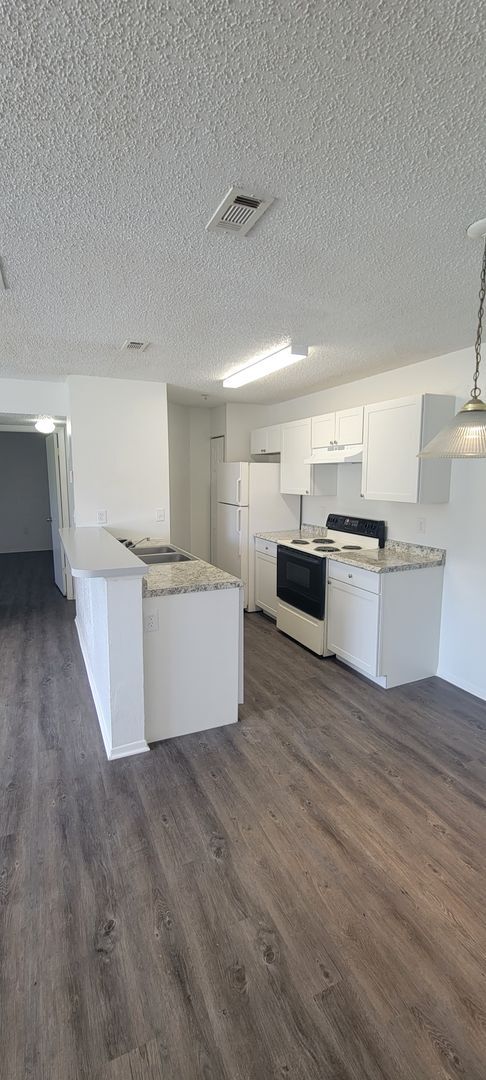 Building Photo - Landing - 633-107