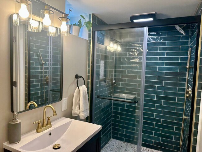 Building Photo - Beautiful house...RESERVE NOW FOR AUGUST 1...