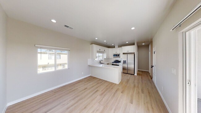 Building Photo - 4BD/2BA, Quick Walk to Campus! (Lease out,...