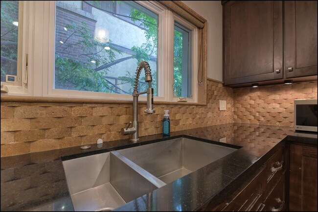 Building Photo - 1420 Hawthorne St