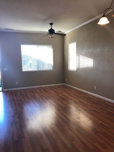 Building Photo - Gorgeous 3 bedroom 2 bath