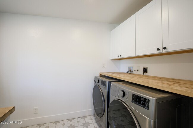 Building Photo - 1028 E Manzanita Dr