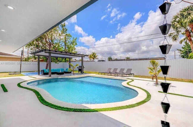 Building Photo - 3530 SW 104th Ave