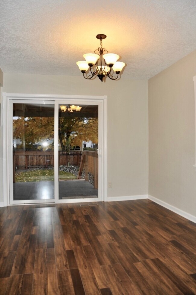 Building Photo - Sanders Beach: 5 bed 2 bath (split level) 4 car garage