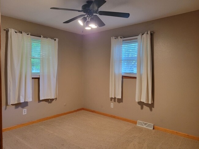 Building Photo - Your Dream Home Awaits: Spacious 4 Bed/2 B...
