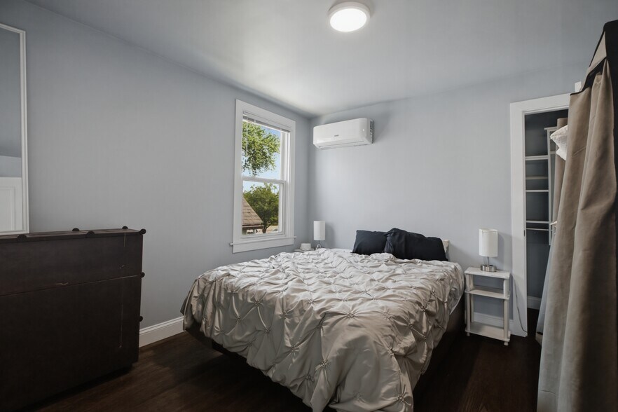 Building Photo - 2430 N Normandy Ave