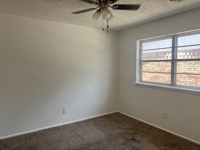 Building Photo - 5420 39th Dr