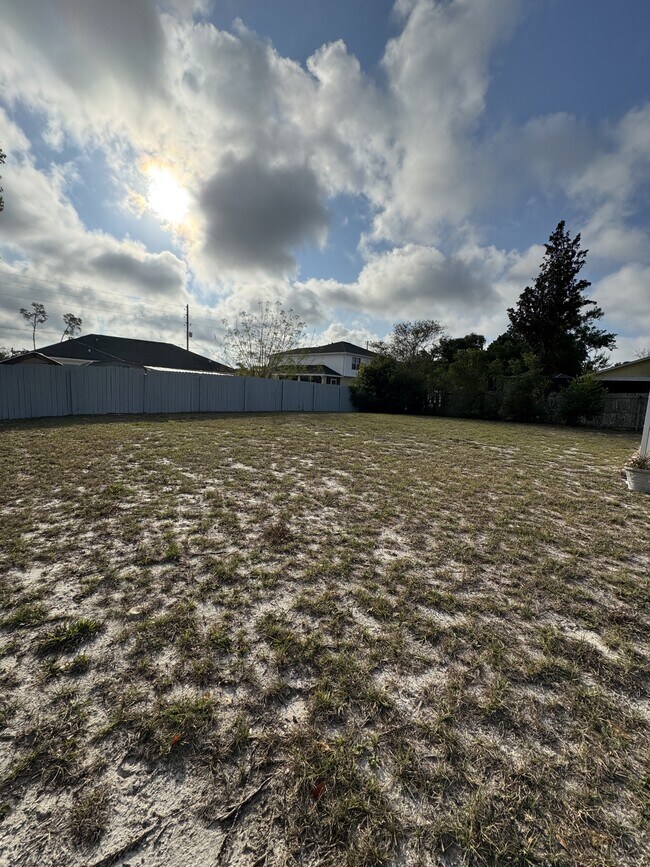 Building Photo - 5100 Mentmore Ave