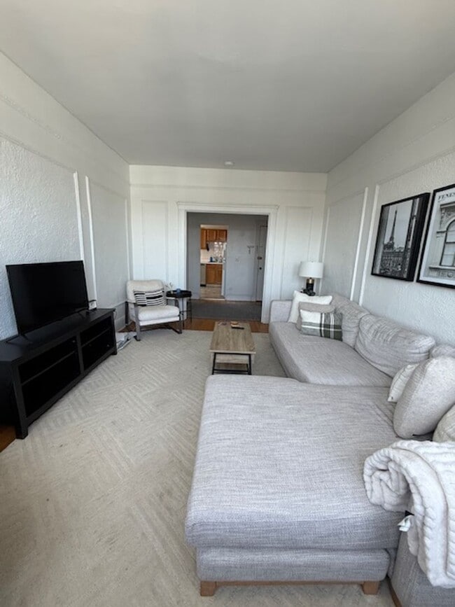 Building Photo - 2Br/1Bth, Great Locaton! Walk to T, Whole Foods, shops, restaurant, reservoir!