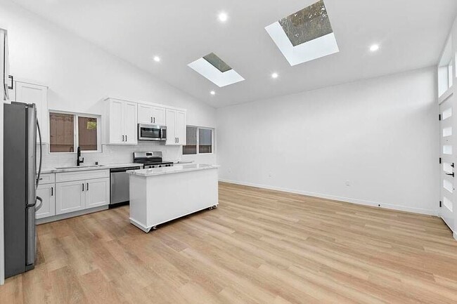 Building Photo - 739 N Formosa Ave