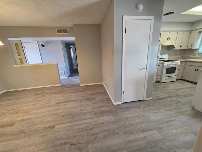 Building Photo - Very well maintained home