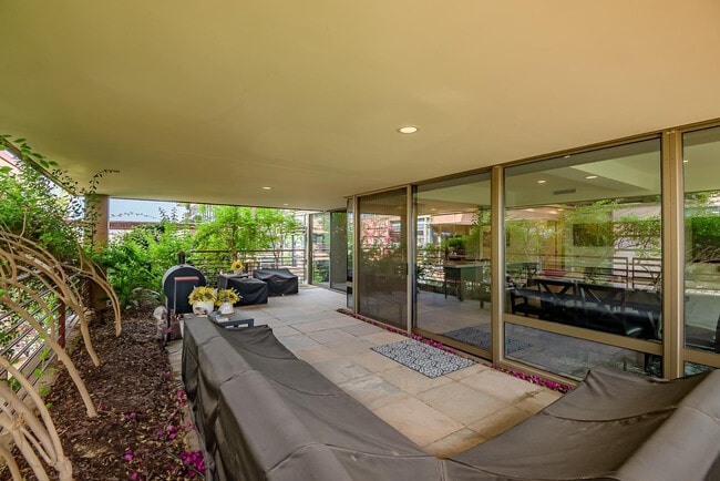 Building Photo - 7127 E Rancho Vista Dr