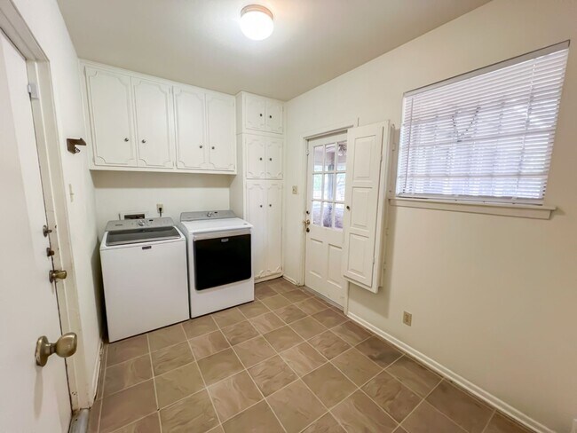 Building Photo - 11103 Whisper Hollow