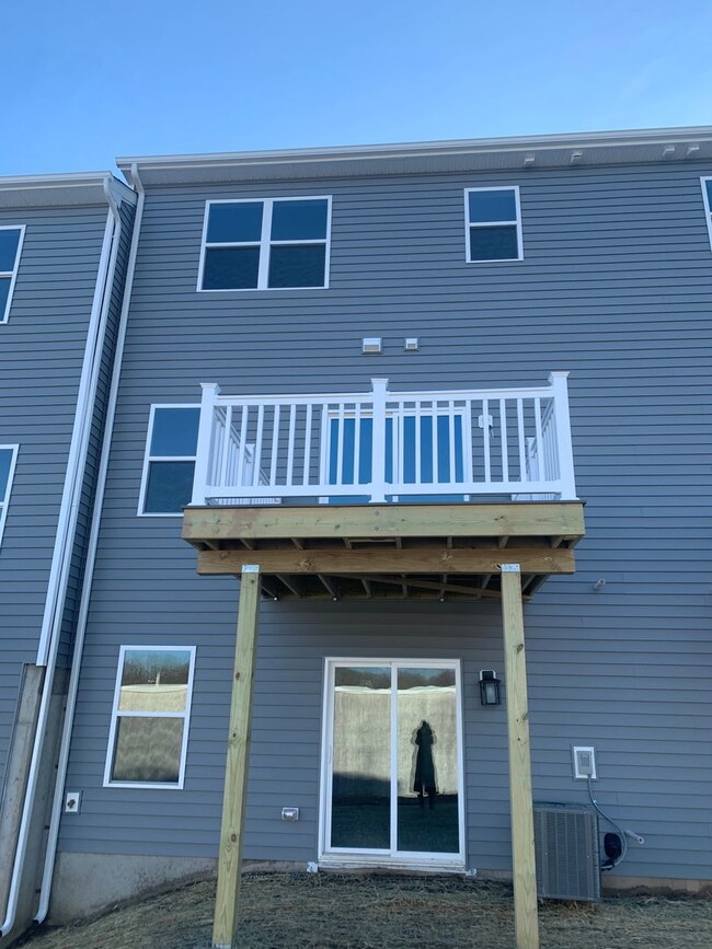 Building Photo - THREE BEDROOM/2.5 BATH TOWNHOME in Souther...