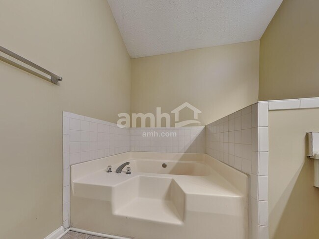 Building Photo - 210 Summer Hill Cir