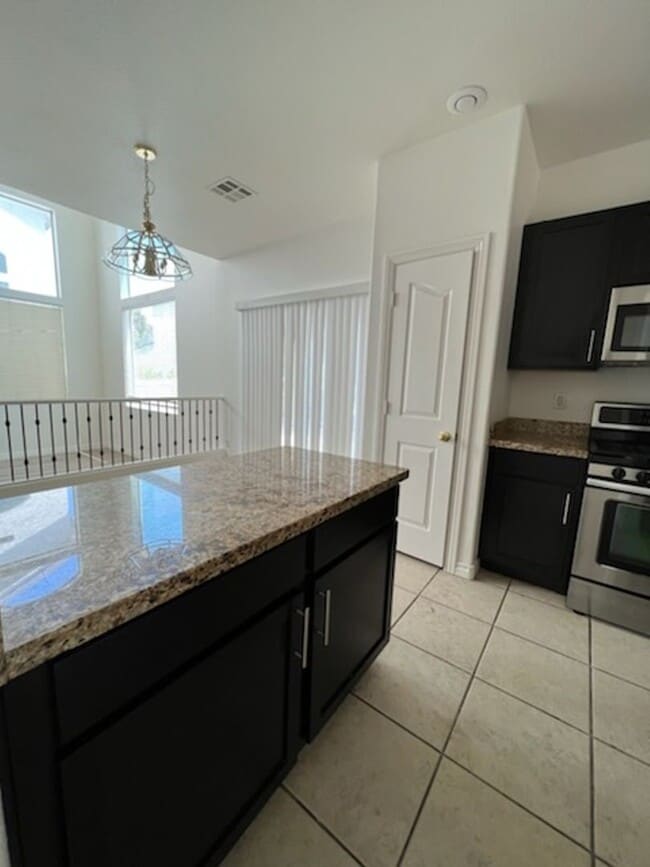 Building Photo - 4 Bedroom Located in Lamplight!