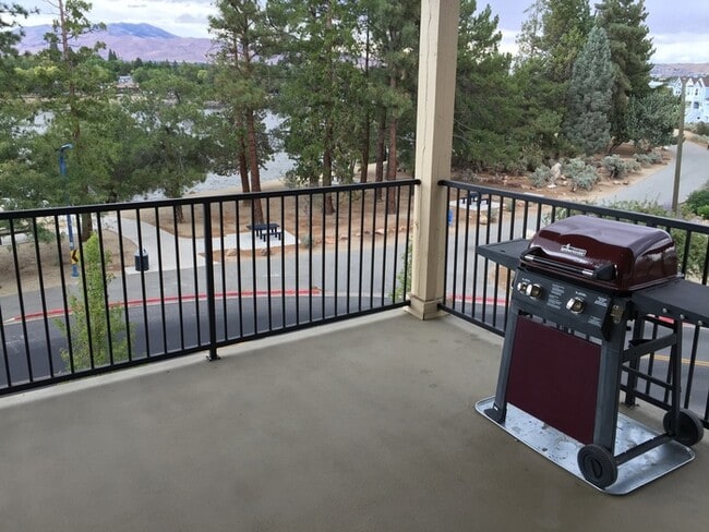 Building Photo - Lake View Resort Style Condo - Garage & Po...