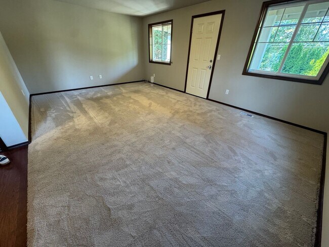 Building Photo - 3 Bed, 2.5 Bath PLUS Bonus Room