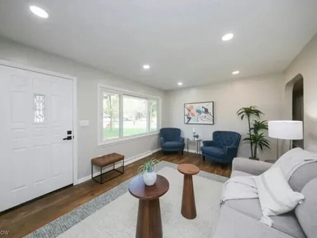 Building Photo - This stunning three-bedroom, two full-bath home was fully remodeled in 2024 and is move-in ready