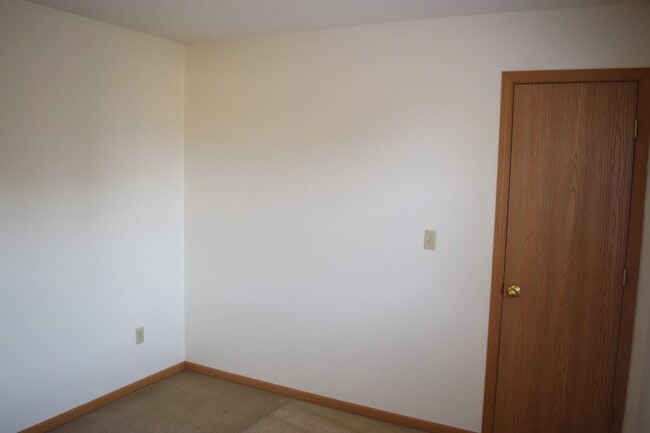 Building Photo - Spacious 3 bedroom, 2 bathroom duplex!