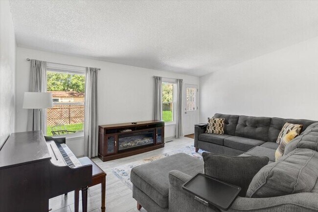 Building Photo - Charming 3 beds 2 baths in Centennial! Own...