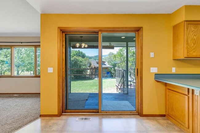 Building Photo - Single Family Home in LOLO, 4 bed / 3 bath...