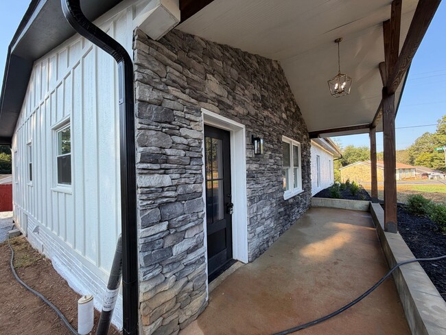 Building Photo - 1278 Chulio Rd SE
