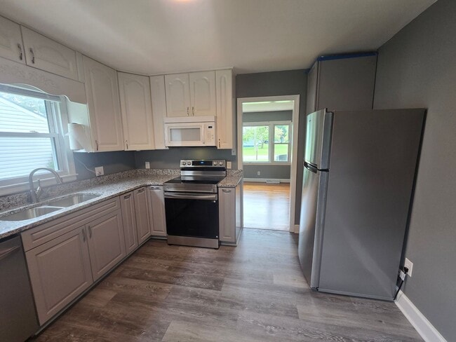 Building Photo - Charming Ranch with Fenced Yard in the Hea...