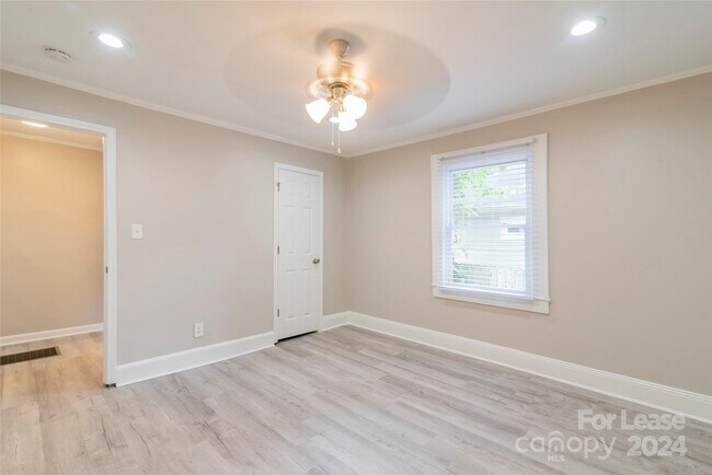 Building Photo - 2336 Barry St