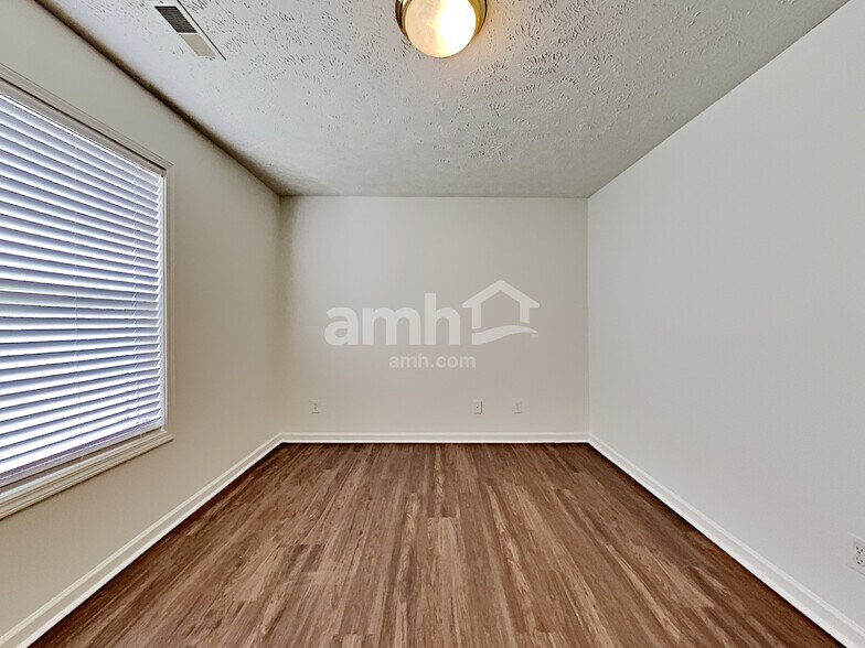 Building Photo - 3001 Mesquite Dr