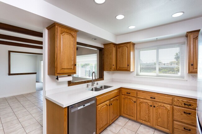 Building Photo - La Mesa Charmer with Mount Helix Views!
