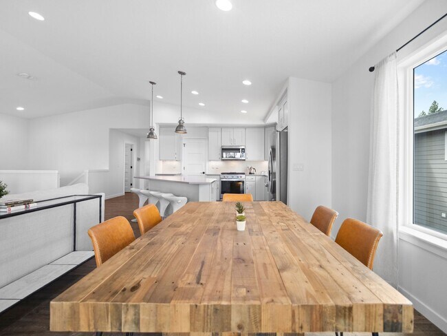 Building Photo - 4 bedroom Modern Home at Eagle Ridge Estates