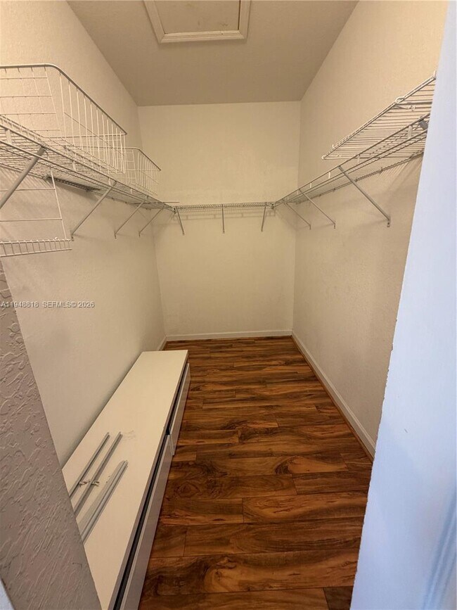 Building Photo - 20715 NE 10th Ct