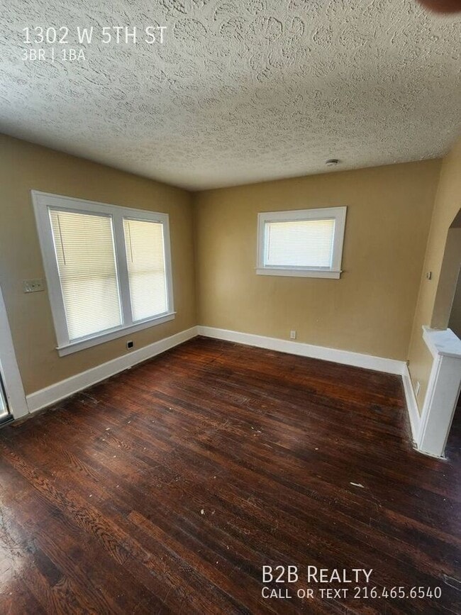 Building Photo - 1302 W 5th St