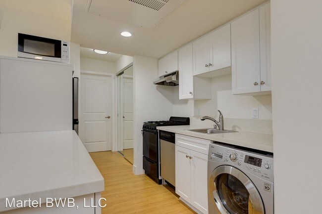 Building Photo - 910 N Martel Ave