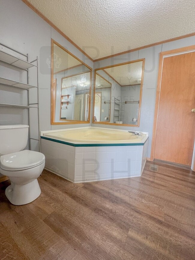 Building Photo - Dog Friendly, 3 Bed/ 2 Bath SFH