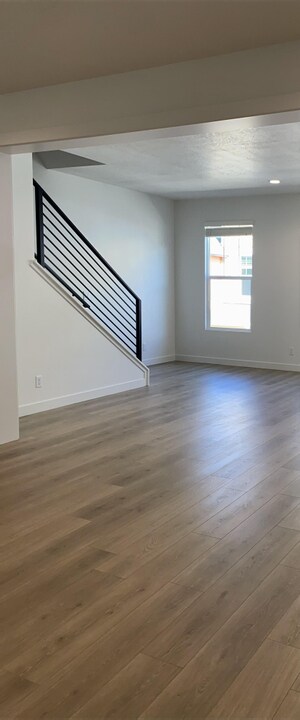 Building Photo - 638 N Autumn Ash Cir