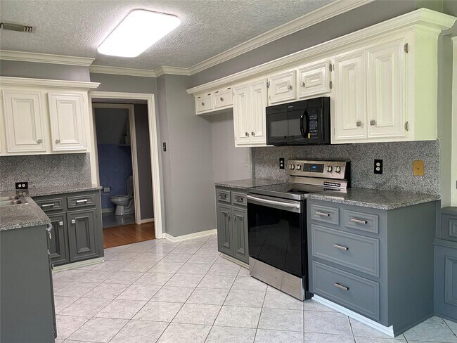 Building Photo - 16427 Dunmoor Dr