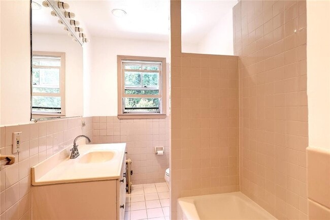 Building Photo - 25 Anoka Ave