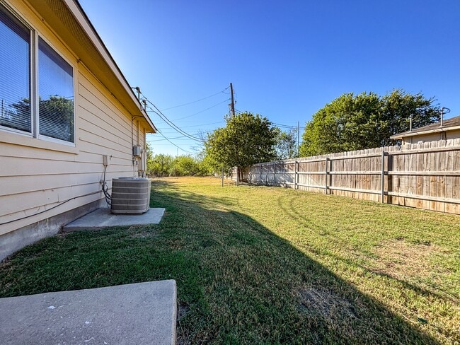 Building Photo - 105 Long Ln