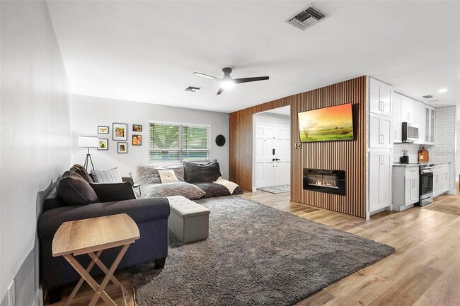 Building Photo - 412 Pinar Dr
