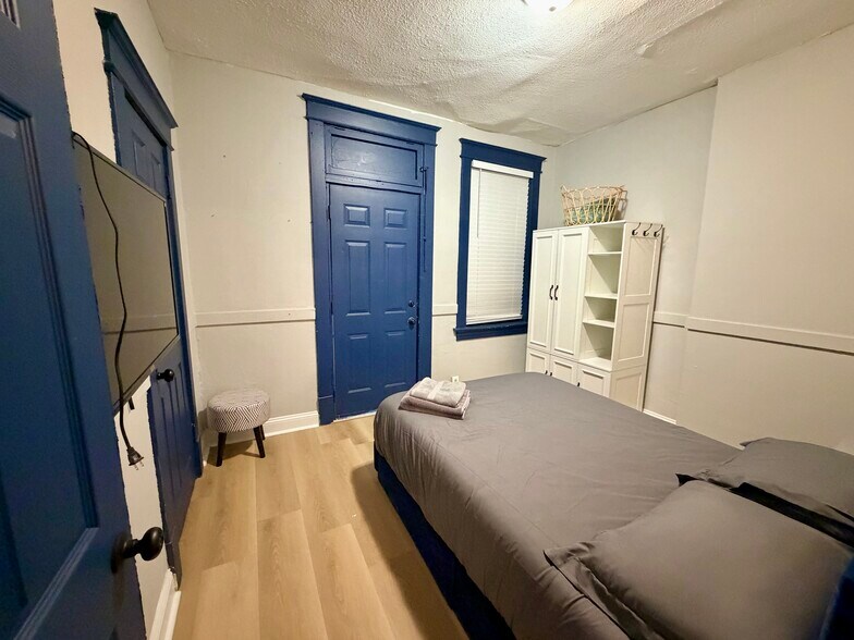 Building Photo - 3235 Itaska St