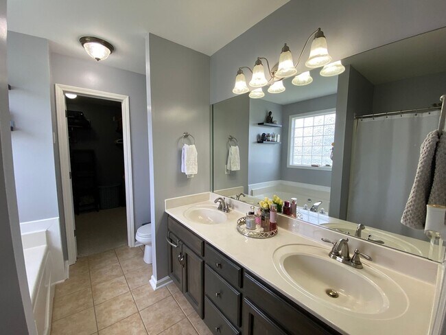Building Photo - 3672 Fieldstone Dr